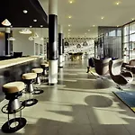 Mercure Lyon Eurexpo Жена